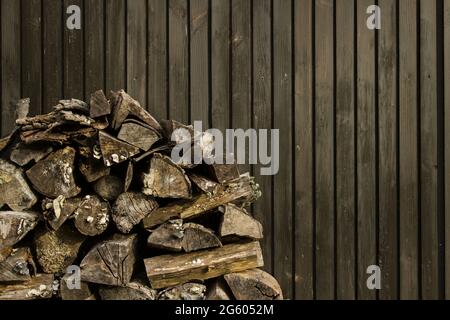 Brennholz stapelte sich in der Ecke der Hütte Stockfoto