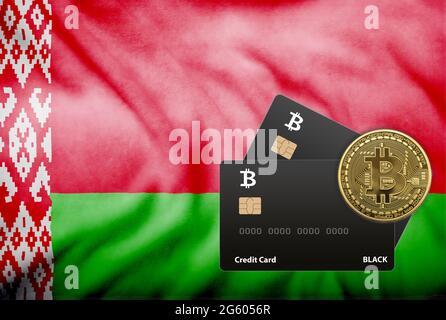 Abbildung von zwei schwarzen Kreditkarten und Bitcoin-Münze auf dem Hintergrund der Flagge von Belarus Stockfoto