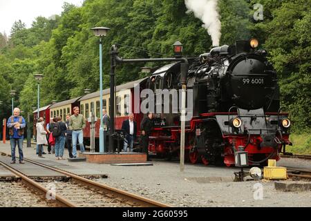 Alexisbad, Deutschland. Juli 2021. An einer Station im Selketal steht ein Zug der Harzer Schmalspurbahn HSB. Nach der langen Pandemiepause nahm die Harzer Schmalspurbahn HSB nun auch ihren Dampfbetrieb im Selketal wieder auf. Jedes Jahr reisen Zehntausende von Fahrgästen mit der Schmalspurbahn Harz durch die Region. Quelle: Matthias Bein/dpa-Zentralbild/ZB/dpa/Alamy Live News Stockfoto