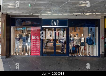 London, Großbritannien. Juli 2021. Der GAP-Store in Islington, London.der US-Modekonzern Gap hat bestätigt, dass er plant, alle 81 Geschäfte in Großbritannien und Irland zu schließen und nur online zu gehen. Das Unternehmen sagte, dass es zwischen Ende August und Ende September alle seine Filialen „schrittweise“ schließen werde. Kredit: SOPA Images Limited/Alamy Live Nachrichten Stockfoto