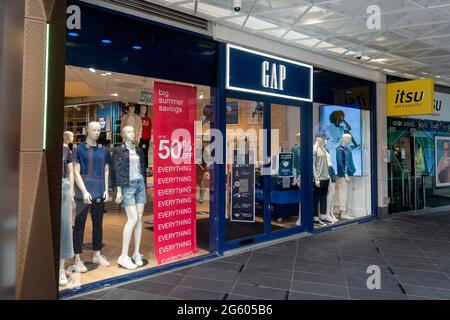 London, Großbritannien. Juli 2021. Der GAP-Store in Islington, London.der US-Modekonzern Gap hat bestätigt, dass er plant, alle 81 Geschäfte in Großbritannien und Irland zu schließen und nur online zu gehen. Das Unternehmen sagte, dass es zwischen Ende August und Ende September alle seine Filialen „schrittweise“ schließen werde. Kredit: SOPA Images Limited/Alamy Live Nachrichten Stockfoto