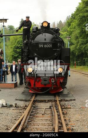 Alexisbad, Deutschland. Juli 2021. An einer Station im Selke-Tal steht ein Zug der Harzer Schmalspurbahn HSB. Nach der langen Pandemie-Pause nahm die HSB nun auch ihren Dampfbetrieb im Selke Valley wieder auf. Jedes Jahr reisen Zehntausende von Fahrgästen mit der Schmalspurbahn Harz durch die Region. Quelle: Matthias Bein/dpa-Zentralbild/ZB/dpa/Alamy Live News Stockfoto