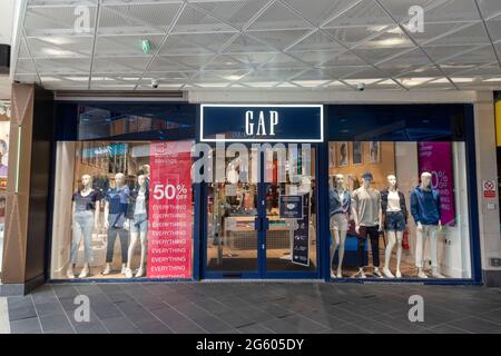 London, Großbritannien. Juli 2021. Der GAP-Store in Islington, London.der US-Modekonzern Gap hat bestätigt, dass er plant, alle 81 Geschäfte in Großbritannien und Irland zu schließen und nur online zu gehen. Das Unternehmen sagte, dass es zwischen Ende August und Ende September alle seine Filialen „schrittweise“ schließen werde. Kredit: SOPA Images Limited/Alamy Live Nachrichten Stockfoto