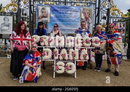 Kensington Palace, London, 1. Juli 2021. Königliche Fans schmücken heute Morgen seit 5.30 die Tore des Kensington Palace, um an den 60. Geburtstag von Prinzessin Diana zu erinnern. Prince's William und Harry werden heute Nachmittag eine Statue zu ihren Ehren im versunkenen Garten enthüllen Credit: amanda Rose/Alamy Live News Stockfoto