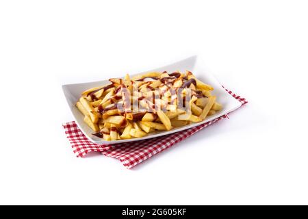 Traditionelles kanadisches Poutine auf weißem Hintergrund isoliert Stockfoto