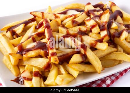 Traditionelles kanadisches Poutine auf weißem Hintergrund isoliert Stockfoto