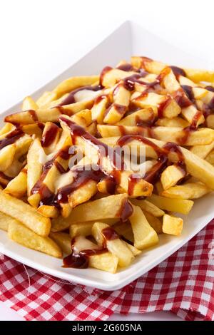 Traditionelles kanadisches Poutine auf weißem Hintergrund isoliert Stockfoto