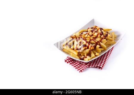 Traditionelles kanadisches Poutine auf weißem Hintergrund isoliert Stockfoto