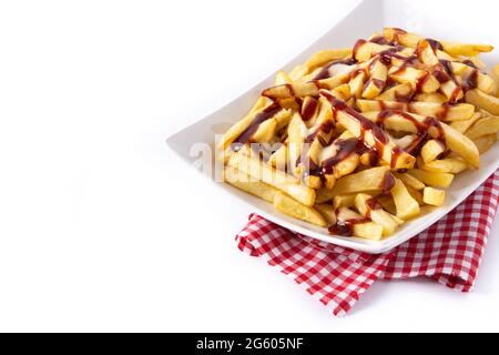 Traditionelles kanadisches Poutine auf weißem Hintergrund isoliert Stockfoto