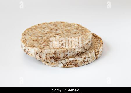 Knusprige Reiskuchen auf weißem Hintergrund, zwei gepuffte Vollkorn-Knäckebrot und leerer Platz für Text isoliert, Nahaufnahme Stockfoto