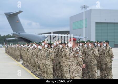 Wunstorf, Deutschland. 30. Juni 2021. Soldaten der Bundeswehr haben sich zum letzten Rollaufruf vor dem Airbus A400M der Luftwaffe aufgestellt. Die letzten Soldaten der deutschen Afghanistan-Mission sind auf dem Luftstützpunkt in Niedersachsen angekommen. Die Mission war am Vorabend nach fast 20 Jahren beendet. Die Soldaten waren mit vier Militärflugzeugen aus dem Feldlager in Masar-i-Sharif im Norden Afghanistans geflogen. Quelle: Hauke-Christian Dittrich/dpa-Pool/dpa/Alamy Live News Stockfoto