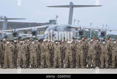 Wunstorf, Deutschland. 30. Juni 2021. Soldaten der Bundeswehr haben sich zum letzten Rollaufruf vor dem Airbus A400M der Luftwaffe aufgestellt. Die letzten Soldaten der deutschen Afghanistan-Mission sind auf dem Luftstützpunkt in Niedersachsen angekommen. Die Mission war am Vorabend nach fast 20 Jahren beendet. Die Soldaten waren mit vier Militärflugzeugen aus dem Feldlager in Masar-i-Sharif im Norden Afghanistans geflogen. Quelle: Hauke-Christian Dittrich/dpa-Pool/dpa/Alamy Live News Stockfoto