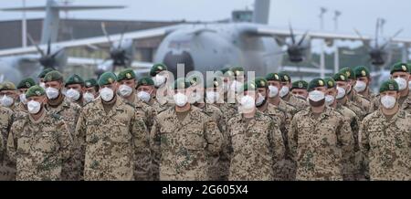 Wunstorf, Deutschland. 30. Juni 2021. Soldaten der Bundeswehr haben sich zum letzten Rollaufruf vor dem Airbus A400M der Luftwaffe aufgestellt. Die letzten Soldaten der deutschen Afghanistan-Mission sind auf dem Luftstützpunkt in Niedersachsen angekommen. Die Mission war am Vorabend nach fast 20 Jahren beendet. Die Soldaten waren mit vier Militärflugzeugen aus dem Feldlager in Masar-i-Sharif im Norden Afghanistans geflogen. Quelle: Hauke-Christian Dittrich/dpa-Pool/dpa/Alamy Live News Stockfoto