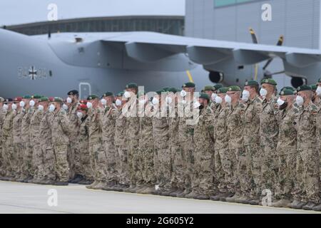 Wunstorf, Deutschland. 30. Juni 2021. Soldaten der Bundeswehr haben sich zum letzten Rollaufruf vor dem Airbus A400M der Luftwaffe aufgestellt. Die letzten Soldaten der deutschen Afghanistan-Mission sind auf dem Luftstützpunkt in Niedersachsen angekommen. Die Mission war am Vorabend nach fast 20 Jahren beendet. Die Soldaten waren mit vier Militärflugzeugen aus dem Feldlager in Masar-i-Sharif im Norden Afghanistans geflogen. Quelle: Hauke-Christian Dittrich/dpa-Pool/dpa/Alamy Live News Stockfoto