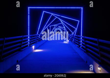 Die High Trestle Bike Trail Bridge Ist Nachts Beleuchtet Stockfoto