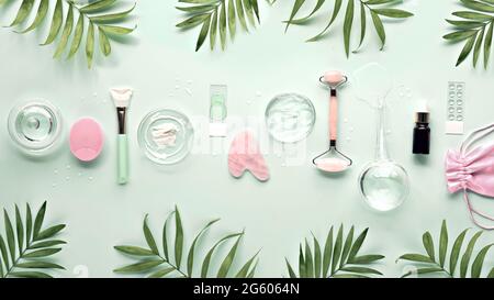Jade Stein Gesichtswalze und Massage-Tool Gua Sha Rosenquarzstein. Anti-Age-Gesichtsmassage für natürliche Lifting- und Tonungsbehandlungen zu Hause. Schönheit Stockfoto