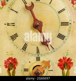 Antike ornamentale Uhr mit handbemalten Blumenschmuck Stockfoto