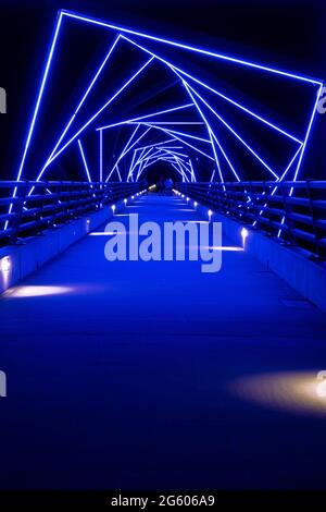 Die High Trestle Bike Trail Bridge Ist Nachts Beleuchtet Stockfoto