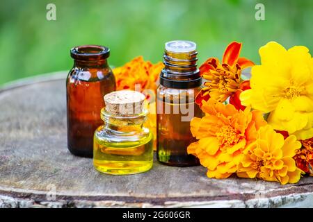 Ätherische Öle und medizinische Blumenkräuter. Selektiver Fokus Stockfoto