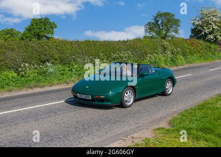 1992 90s grünes Lotus Elan 5-Gang-Schaltgetriebe 1588 ccm Benziner-Cabrio, auf dem Weg zur Capesthorne Hall Classic Car Show im Mai, Ceshire, Großbritannien Stockfoto