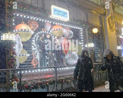 St. Petersburg, Russland - 23. Dezember 2017: Menschen am Fenster des Kaufhauses DLT zu Weihnachten geschmückt. Stockfoto