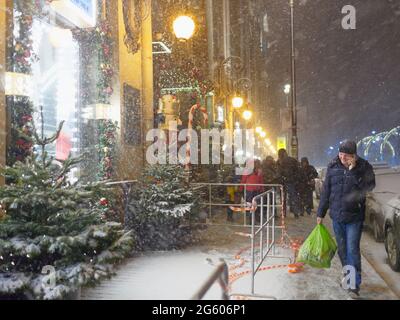 St. Petersburg, Russland - 23. Dezember 2017: Menschen am Fenster des Kaufhauses DLT zu Weihnachten geschmückt. Stockfoto
