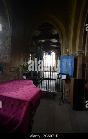 Ruhestätte für Prinzessin Diana oder Diana Spencer in der Kirche in Great Brington Northamptonshire mit Klavier, das mit rotem Samttuch bedeckt ist Stockfoto