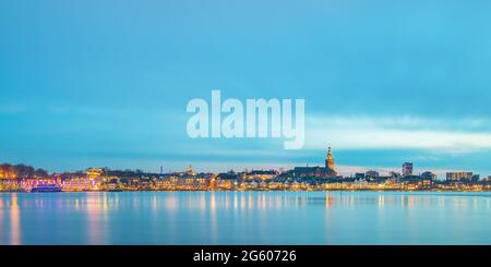 Panorama-Abendansicht der niederländischen Stadt Nijmegen mit dem überfluteten Fluss Waal vor Stockfoto