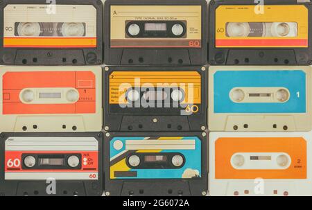 Sortiment an verschiedenen Vintage Audio Kompaktkassetten Stockfoto