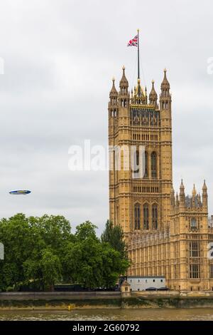 London, Großbritannien. 30. Juni 2021. Das Goodyear Blimp Air Ship fliegt an einem bewölkten Tag auf seiner Tour zum ersten Mal seit 10 Jahren unter britischem Himmel über der Skyline von London City. Quelle: Carolyn Jenkins/Alamy Live News Stockfoto