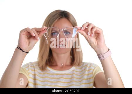 Die junge Frau von Portre mit schlechter Sehkraft hält eine Brille in den Händen Stockfoto