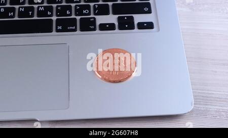 golden Bitcoin Kryptowährung Coin Stack auf der Laptop-Tastatur ist Crypto Digitales Geld innerhalb des Blockchain-Netzwerks, wird mittels Technologie und ausgetauscht Stockfoto