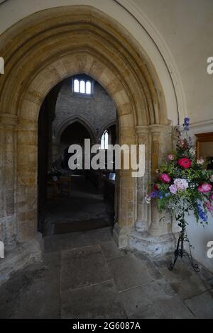 Prinzessin Diana oder Diana Spencer in der Kirche in Great Brington Northamptonshire Fußbodeneingang mit Blumen Fußgewölbe St. Marys Boden Stockfoto