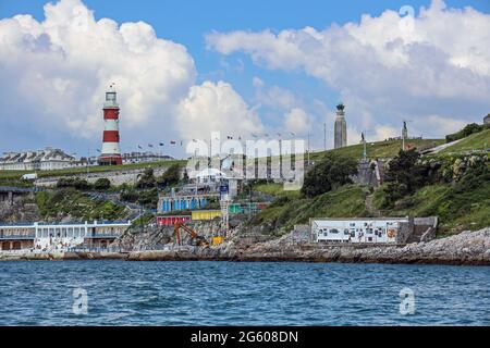 Smeatons Tower auf Plymouth Hoe. Die Flaggen sind auf den Pfosten gehisst, um Besucher nach der Sperre willkommen zu heißen. Im wird eine provisorische Open-Air-Galerie angezeigt Stockfoto