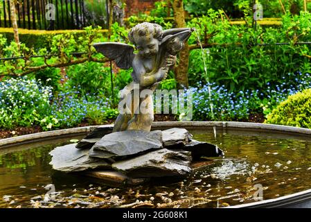 Statue des Eros im Garten des Collector Earl's im Arundel Castle, Arundel, West Sussex Stockfoto