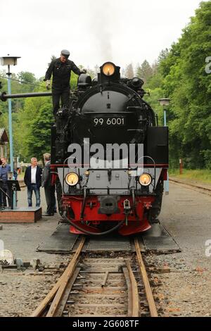 Alexisbad, Deutschland. Juli 2021. An einer Station im Selketal steht ein Zug der Harzer Schmalspurbahn HSB. Nach der langen Pandemiepause nahm die Harzer Schmalspurbahn HSB nun auch ihren Dampfbetrieb im Selketal wieder auf. Jedes Jahr reisen Zehntausende von Fahrgästen mit der Schmalspurbahn Harz durch die Region. Quelle: Matthias Bein/dpa-Zentralbild/ZB/dpa/Alamy Live News Stockfoto