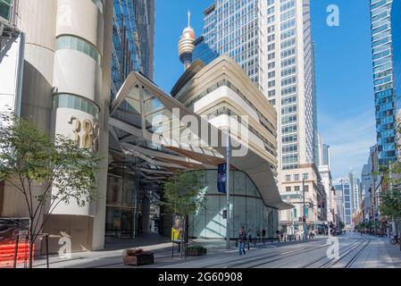 Der neue „aktivierte Atrium“-Eingang für die 2020 renovierte 1987 erbaute 388 George Street (Zurück. American Express) Bürogebäude in Sydney, Australien Stockfoto