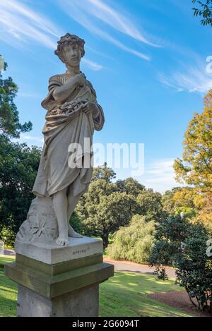 „Spring“ ist eine der vier Jahreszeiten 1883-Skulpturen aus viktorianischer Zeit, die sich im Royal Botanic Gardens Sydney an der Palace Gardens Steps befinden Stockfoto