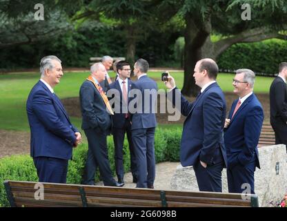 Edwin Poots (links), ehemaliger Vorsitzender der Demokratischen Unionistischen Partei (DUP), lächelt, als der neu gewählte DUP-Führer Sir Jeffrey Donaldson (rechts) während einer Gedenkveranstaltung zur Schlacht an der Somme in Stormont, Belfast, auf sie blickt. Bilddatum: Donnerstag, 1. Juli 2021. Stockfoto