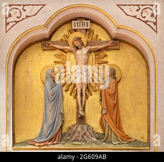 WIEN, AUSTIRA - 18. JUNI 2021: Kreuzigungsrelief auf Altar der Herz Jesu Kirche Anfang 20. Jh. Stockfoto