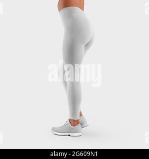 Modell aus weißen Leggings auf einem schlanken Mädchen in hellen Sneakers, hautenge Damenhosen, zur Präsentation des Designs, Seitenansicht. Template Jogginghose Isolat Stockfoto