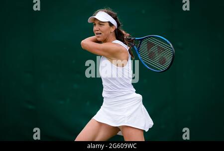 Patricia Maria TIG aus Rumänien im Einsatz gegen Daria Kasatkina aus Russland während der ersten Runde der Wimbledon 2021-Meisterschaft, Grand Slam-Tennisturnier am 30. Juni 2021 im All England Lawn Tennis and Croquet Club in London, England - Foto Rob Prange / Spanien DPPI / DPPI Stockfoto