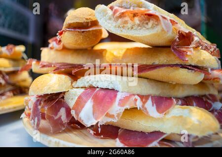 Es gab viele leckere Sandwiches mit spanischem Schinken namens Jamon Stockfoto