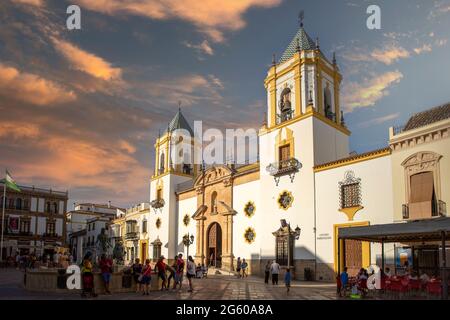 Ronda, Spanien - 18. August 2018: Kirche von Socorro mit vielen Menschen in der Nähe Stockfoto