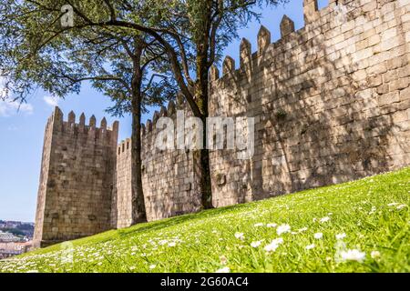 Mittelalterliche Fernandine-Mauer von Sé in Porto, Nordregion Portugals Stockfoto