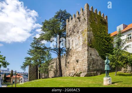 Mittelalterliche Fernandine-Mauer von Sé und Arnaldo Gama Statue in Porto, nördlich von Portugal Stockfoto