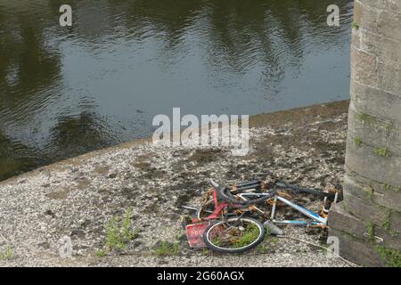 Hereford UK - verrostete alte Fahrräder und Straßenschilder, die vom Fluss Wye in Hereford geborgen wurden und auf die Entfernung vom 2021. Juni warten Stockfoto