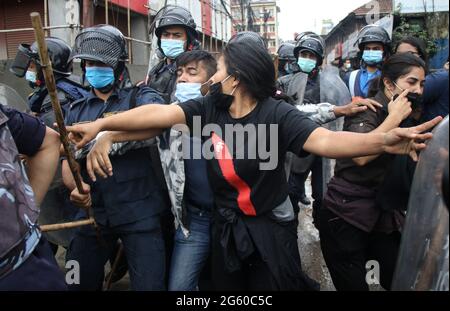 Kathmandu, NE, Nepal. Juli 2021. Die nepalesische Polizei zerstochen während eines regierungsfeindlichen Protestes in Kathmandu am 1. Juli 2021 mit einem Demonstranten. Die Proteste in Nepal haben sich nach der Auflösung des Parlaments Anfang Mai verschärft. Quelle: Aryan Dhimal/ZUMA Wire/Alamy Live News Stockfoto