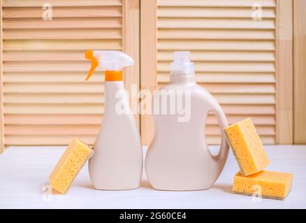 Reinigungsset für verschiedene Oberflächen im Haus auf Holzboden. Vorderansicht. Stockfoto