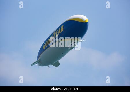 Eastbourne, England. 01. Juli 2021. Der Zeppelin NT-Testflug der Marke Goodyear über die Küste von Eastbourne. Quelle: Antony Meadley/Alamy Live News Stockfoto